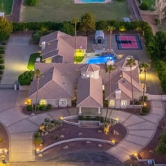 Pickleball Paradise Villa, Sleeps 22, Heatable Pool